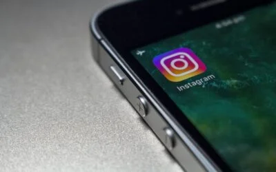 Imagem de um celular com o aplicativo do Instagram instalado na tela inicial